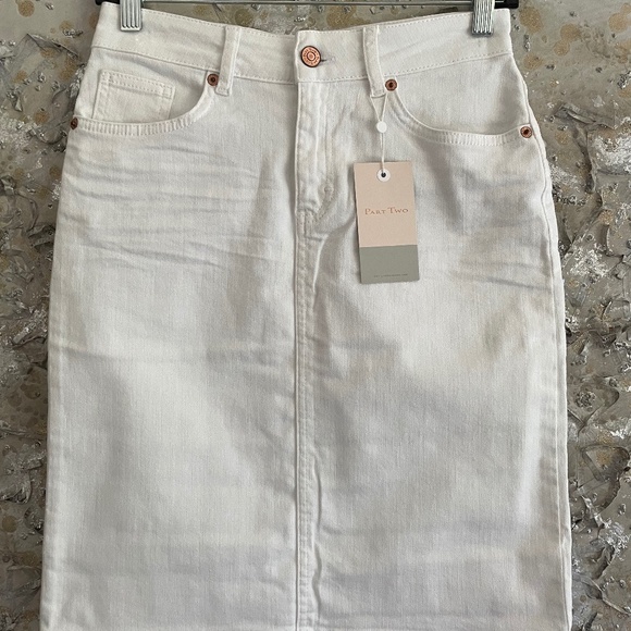 New with original tag. Classic Riona Skirt. Bright White. - Picture 1 of 6